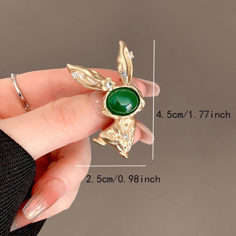Summer Anti-Exposure Brooch: Fashionable and Luxurious Collar Pin for Women.