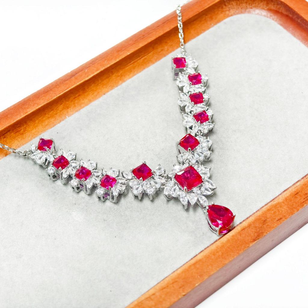 Gessen Jewelry: Элегантный набор: серьги, кольцо и подвеска с красными цирконами