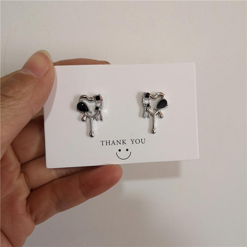 Винтажные полые металлические серьги-гвоздики в стиле панк с черным сердцем любви для женщин и девочек, милые крутые черные серьги в готическом стиле, вечерние ювелирные аксессуары