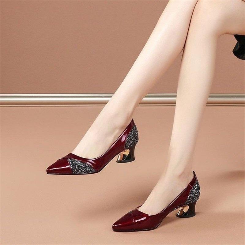 Элегантные женские туфли-лодочки из бордового лакированного материала с острым носом и средним блочным каблуком, офисные туфли