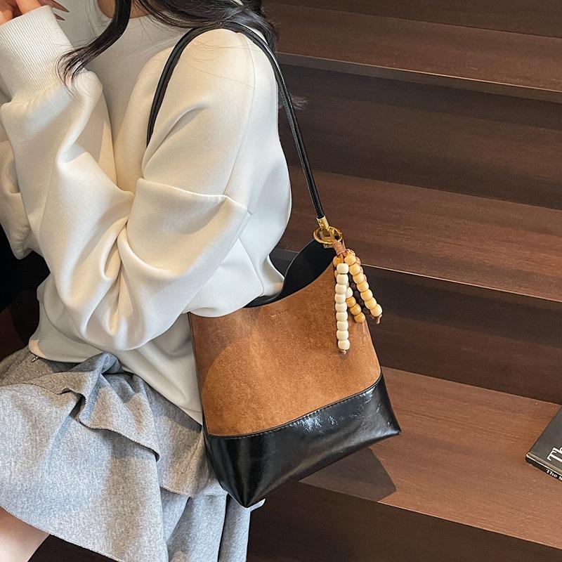 Матовая ретро сумка женская большой вместимости 2025 новая осень и зима универсальная повседневная на плечо подмышку сумка для работы и поездок