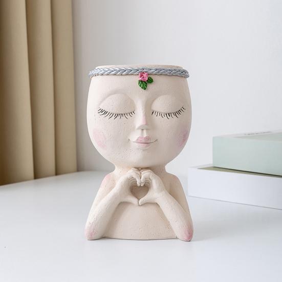 Суккулентный горшок Маленькая девочка с закрытыми глазами и жестом сердца Отверстие для дренажа Лицо