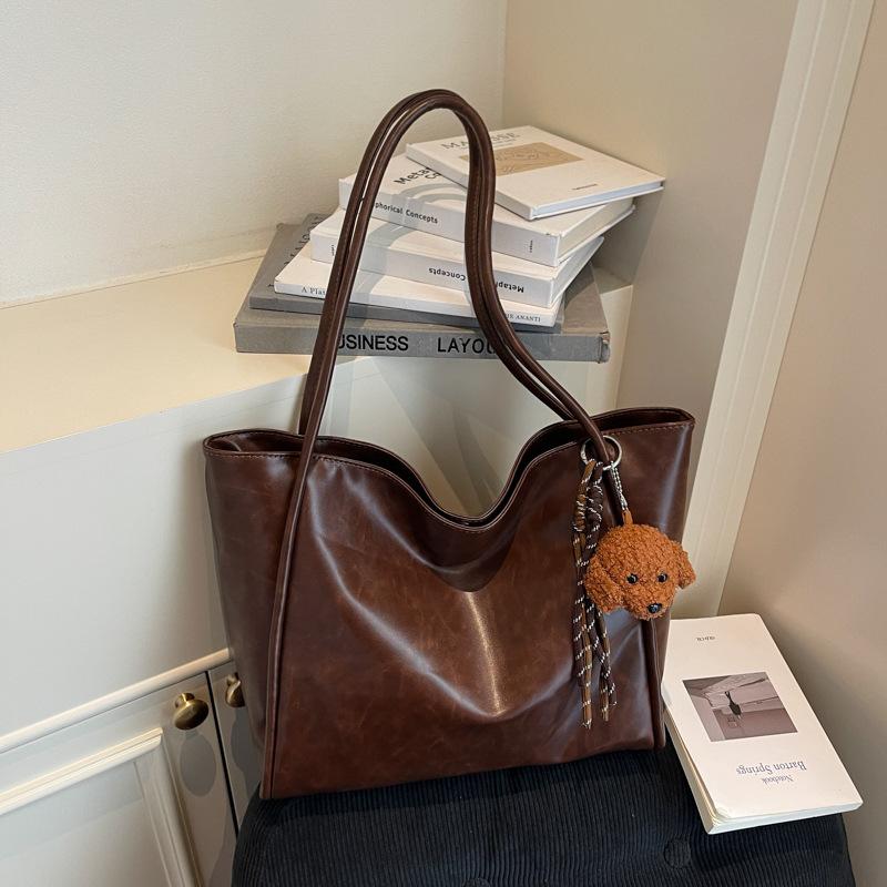 Сумка большой вместимости женская осенне-зимняя универсальная 2025 новая сумка через плечо из мягкой кожи высококачественная текстура сумка-тоут для поездок