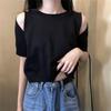 Летний дизайн Sense. Обратите внимание на короткую одежду с открытыми плечами. Белая футболка с короткими рукавами. Женская мода.