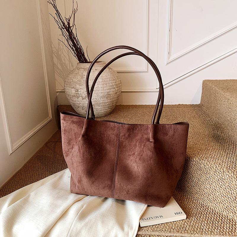 Матовая ретро-сумка женская большой вместимости 2025 новая осень-зима универсальная на плечо подмышку сумка-тоут для通勤