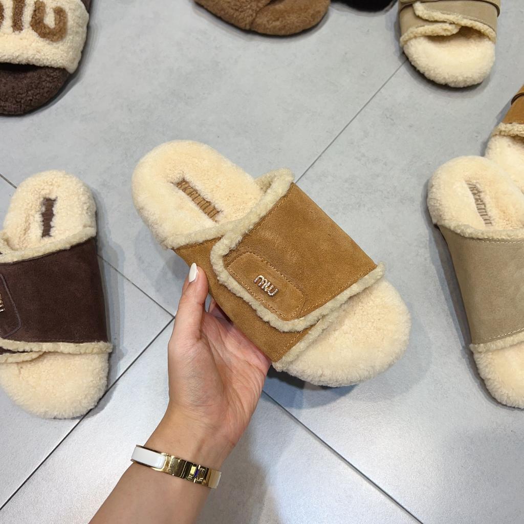 Плоские меховые тапочки женские замшевые домашние хлопковые туфли повседневные плюшевые шлепанцы брендовые зимние трендовые 2025 прогулочные пушистые теплые зимние ботинки женские
