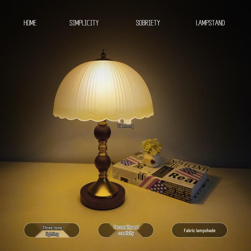 Стеклянная настольная лампа в стиле ваби-саби: Ретро прикроватная лампа из массива дерева для спальни и кабинета, роскошное ночное и окружающее освещение.