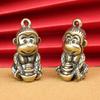 Маленький кулон в виде обезьянки из латуни, обезьянка держит слиток, зодиакальная обезьяна, милый медный кулон-брелок в виде обезьянки