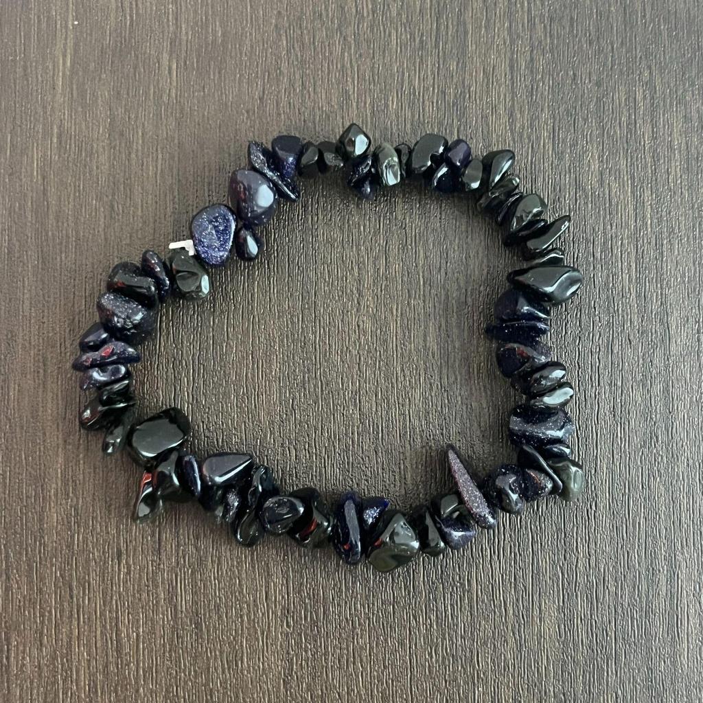 Браслет из разноцветных кристаллов с цитрином, тигровым глазом, лазуритом, аметистом и зеленым авантюрином на эластичном шнуре