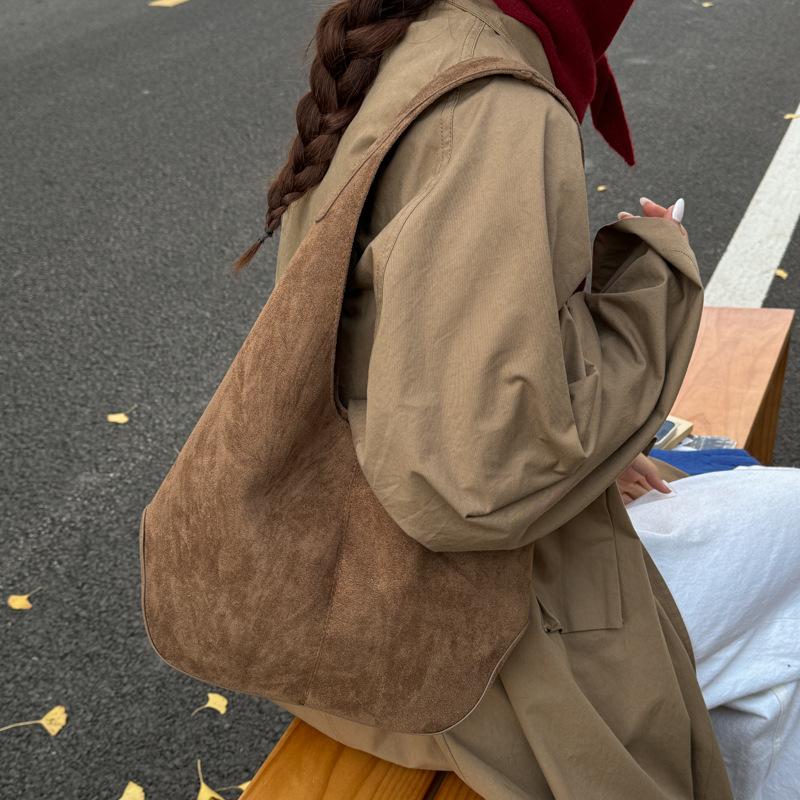 Осенне-зимняя замшевая сумка под мышкой женская 2025 новая модная корейская ретро повседневная большая вместимость на плечо сумка-тоут