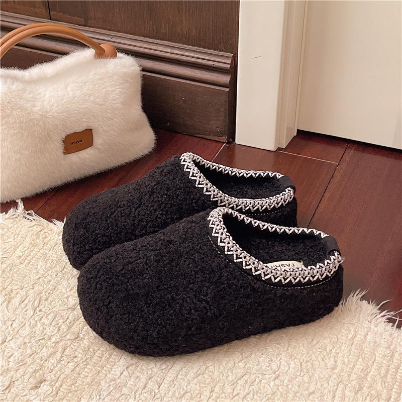 Ретро нескользящие толстоподошвенные пушистые тапочки для женской уличной носки 2025 новые осенне-зимние универсальные увеличивающие рост мягкоподошвенные тапочки с закрытым носком