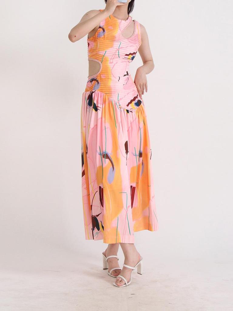 Длинное облегающее платье с плиссировкой и нишевым дизайном - модный стиль 2025 года