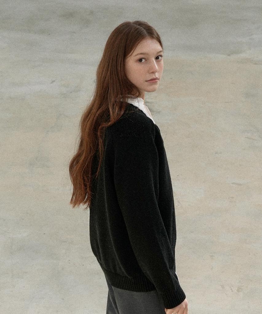 VLETI [Cotton 100%] Loose-Fit Raglan V-Neck Knit (Black)