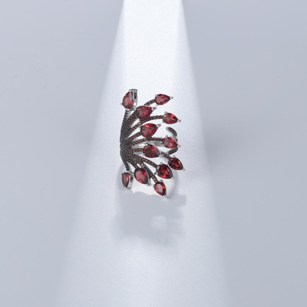 Оригинальное дизайнерское кольцо с натуральным гранатом и регулируемым отверстием.. Кольцо нишевого дизайна из серебра 925 пробы с драгоценными камнями