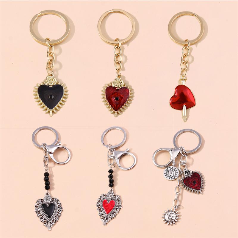 Retro Metal Gothic Love Heart Keychain Charms Steampunk Key Rings Pendant for Women Men Bag Decor DIY Jewelry Gift