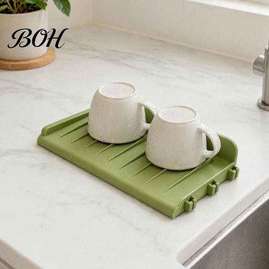 Flexible Draining Mat Silicone Kitchen Sink Faucet Mat, Foldable Splash Guard with Suction Cup, Space-saving 5 Degrees Slope Countertop Water