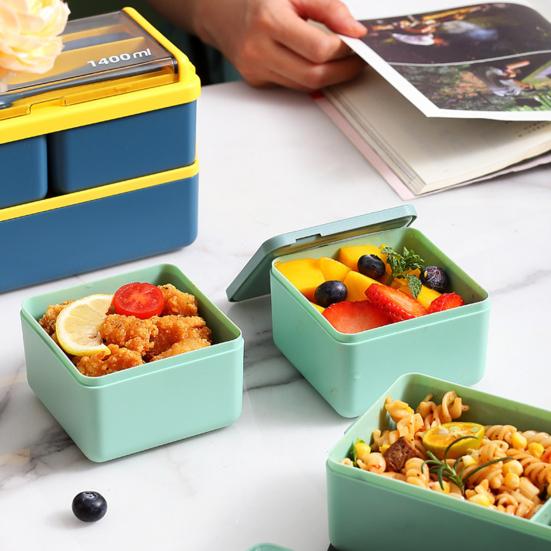 Двойной пластиковый ланч-бокс на 1400 мл. Три герметичных отделения. Избегайте смешивания продуктов. Идеально подходит для обеда в микроволновой печи.
