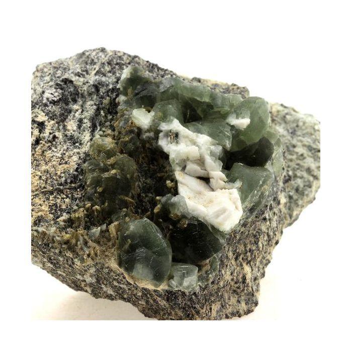 Pierres et Minéraux. Prehnite. 1095.0 ct. La Combe de la Selle, Bourg d'Oisans, France..