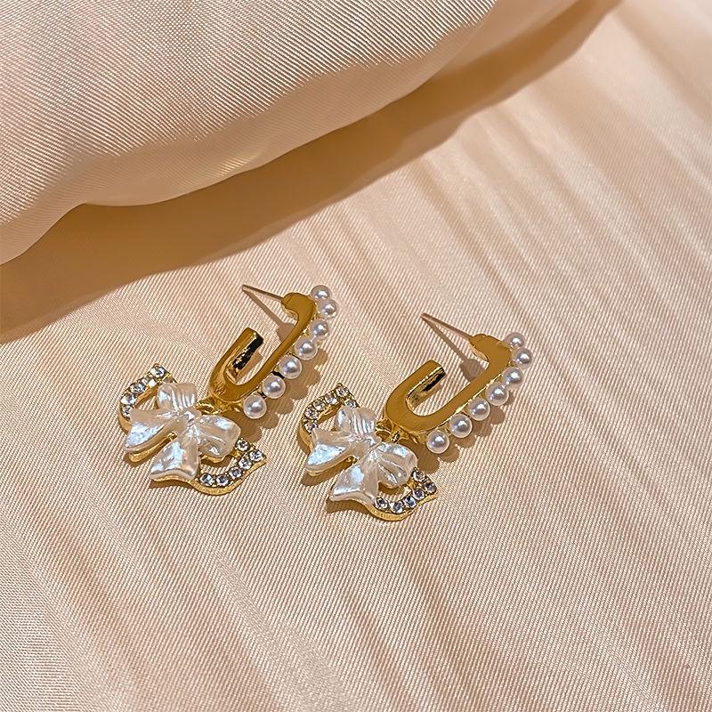 2024 Высококачественные серьги-пусеты с жемчугом: Французский стиль легкой роскоши для женщин