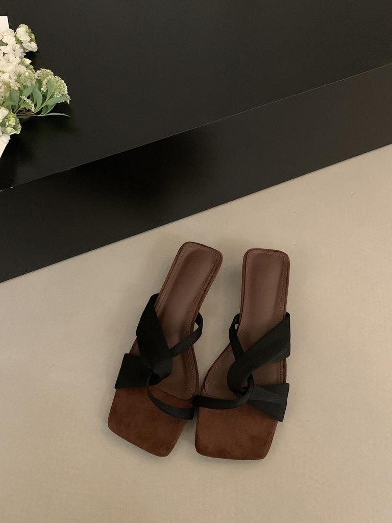 French Niche Design Thick Heel Cool Slippers Women's Outer Wear 2025 Summer New Square Head Open Toe Middle Heel Sandals