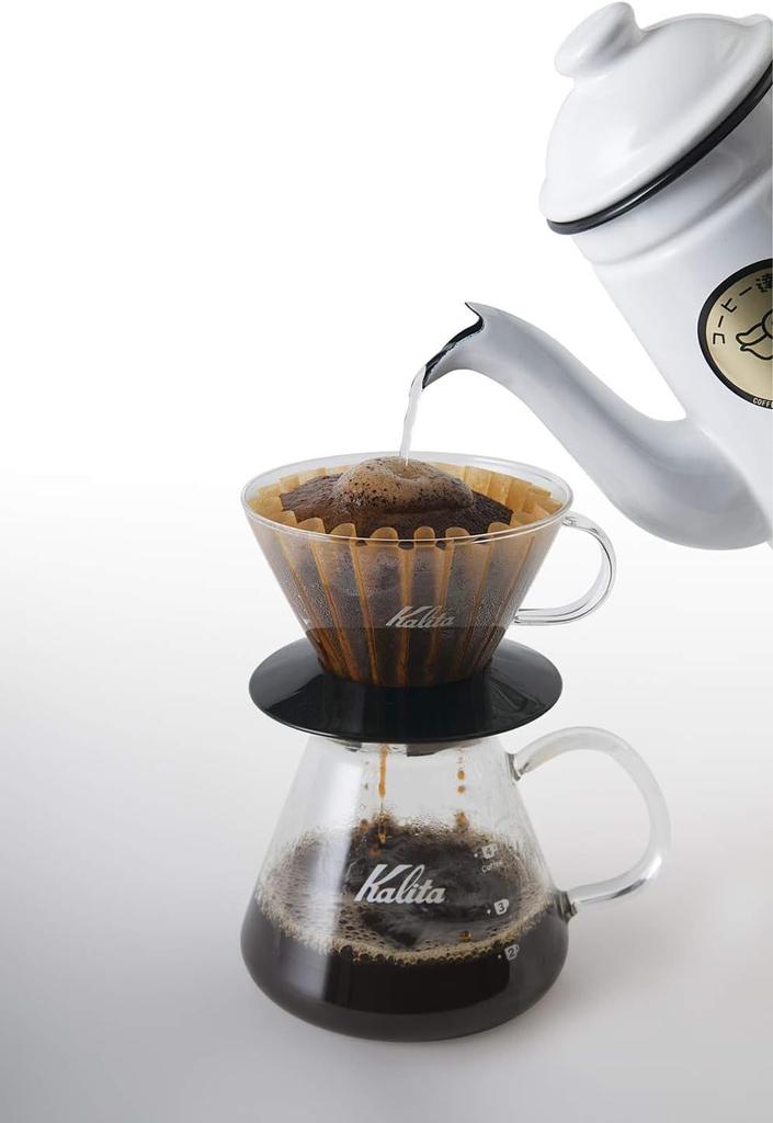Кофейная воронка Kalita серии Wave, которая позволит вам наслаждаться процессом заваривания. Стеклянная воронка для 2-4 человек. Изготовлена из стекла. Оборудование для воронки черного цвета.