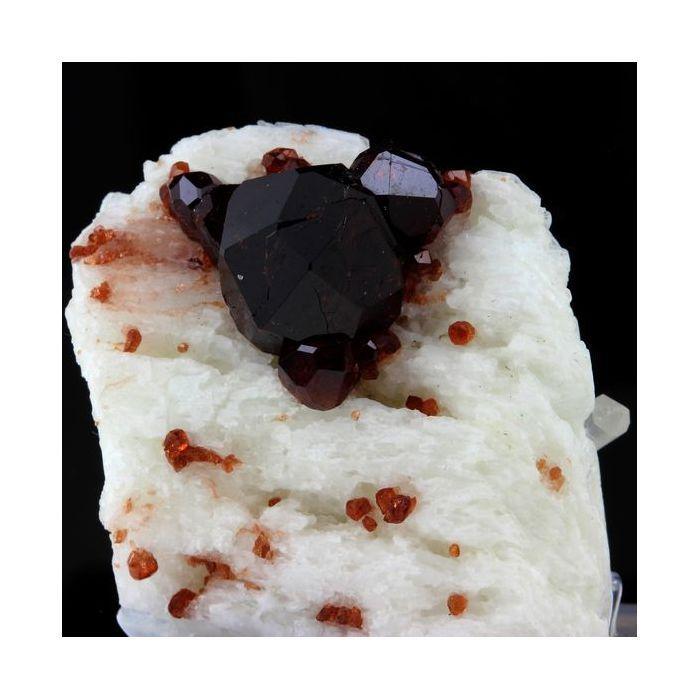 Pierres et Minéraux. Grenat Spessartite + Orthose. 234.5 ct. Gilgit-Baltistan, Pakistan.