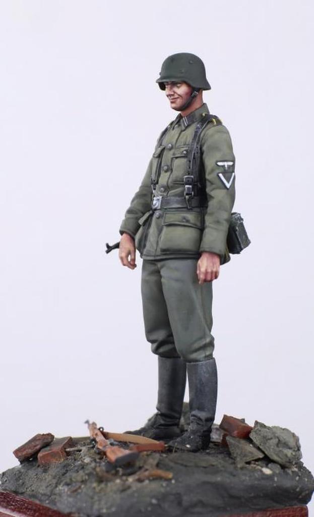 The Body 1/35 WWII 22nd SS Volunteer Cavalry Division Maria Theresa Soldier 2 Resin Kit TBO35230 (person)
