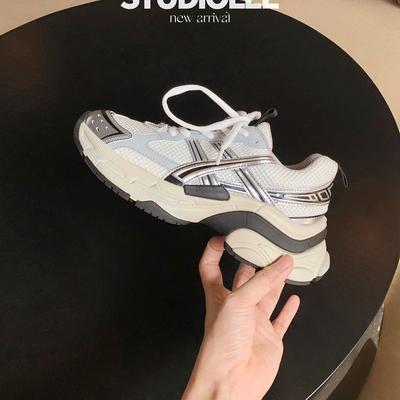 Толстая подошва увеличивает ту же шнуровку Интернет-знаменитость 11 тяжелая промышленность коровья кожа спортивный виноград материнская версия папины кроссовки женская повседневная и легкая