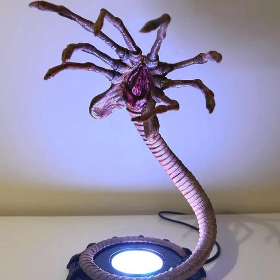 LED Facehugger Night Light Scary Alien Claws Twinkle Light Horror Light Up Facehugger Figurine Table Lamp for Home Bedroom Halloween Indoor Decor