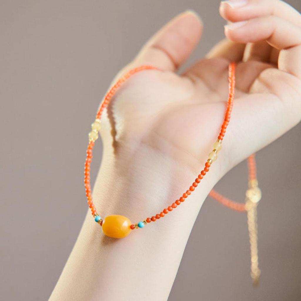 Ожерелье-чокер с подвеской из бусин нанхунского агата и янтарно-красного цвета