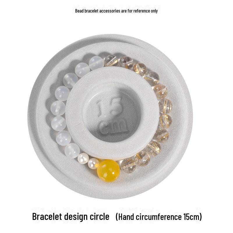 Ассортимент флокированных ювелирных изделий, витрин и дизайнерских лотков для браслетов и ожерелий своими руками