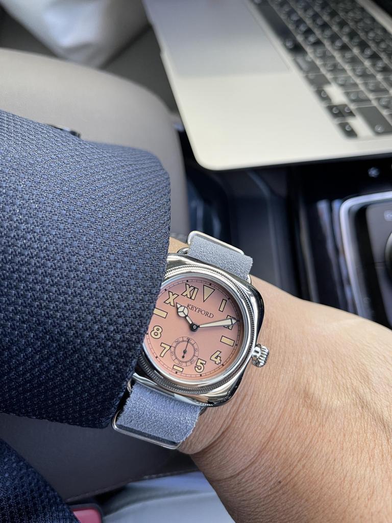 МРМВ. Военные часы, часы с калифорнийским циферблатом, розовые, ремешок НАТО из замши дымчато-розового цвета