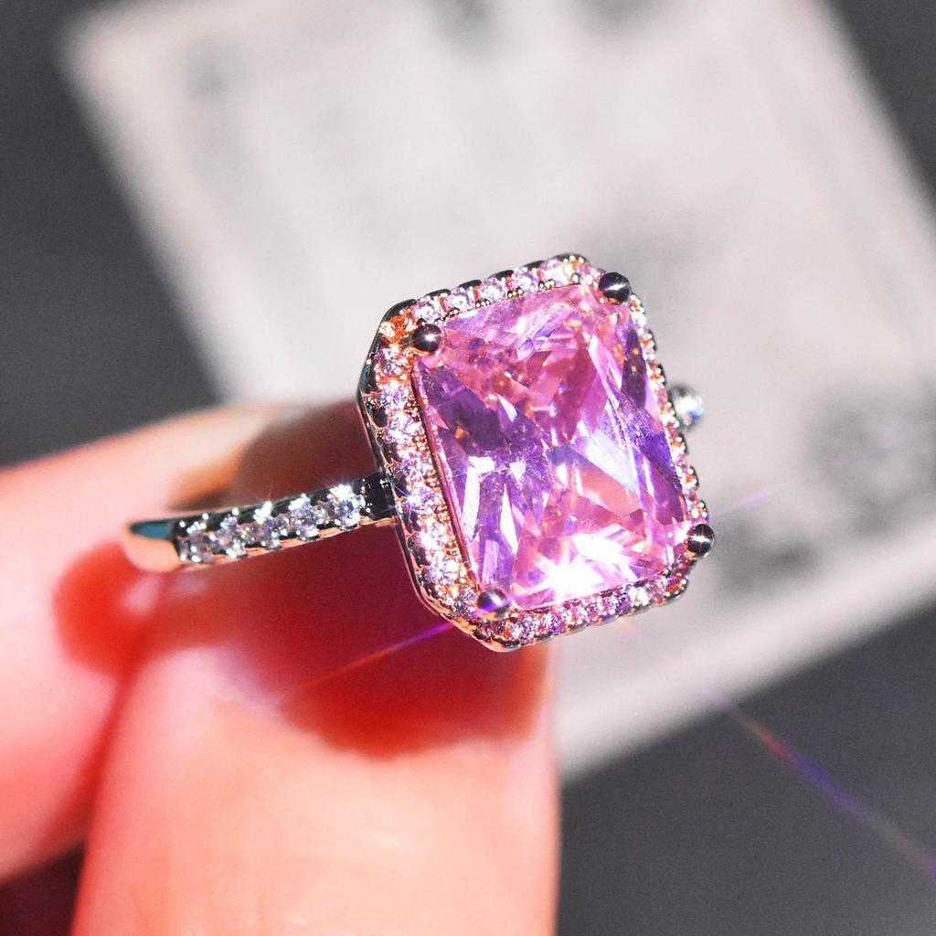 Роскошное европейско-американское двухцветное обручальное кольцо с желтым бриллиантом огранки «принцесса» и розовым кристаллом