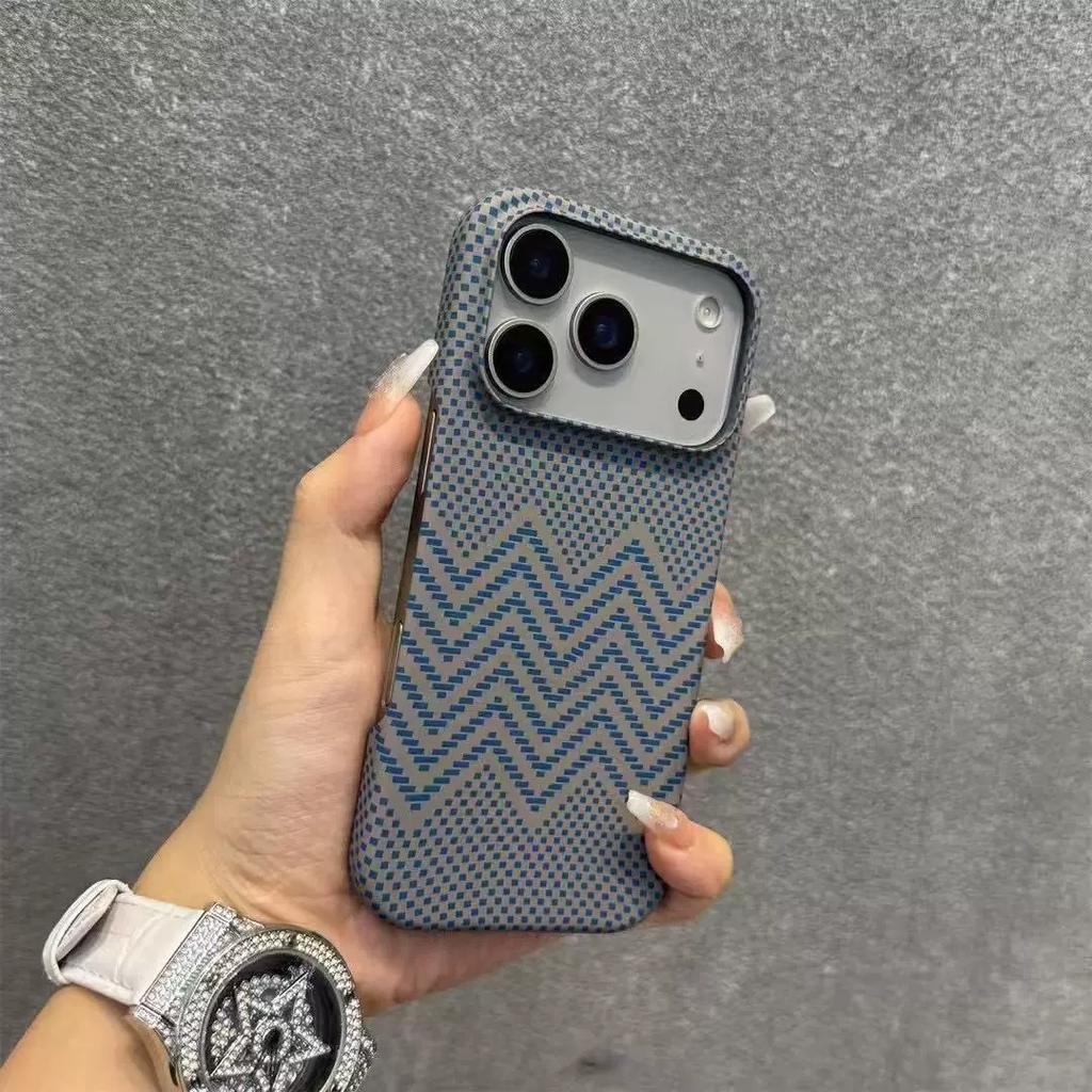 Подходит для iPhone17proMax Матовый чехол для телефона с магнитной фиксацией Карбоновое волокно Apple 16 Полузакрытый клетчатый 15 Защитный чехол