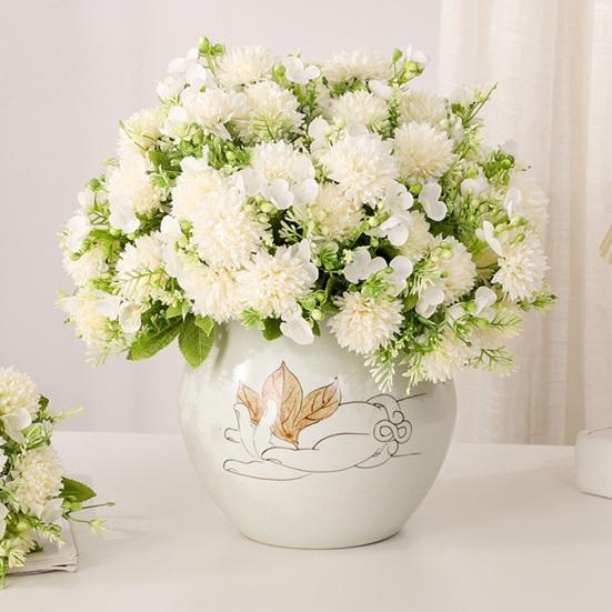 Шикарный букет искусственных цветов, не увядший, полный жизненной силы, создающий атмосферу