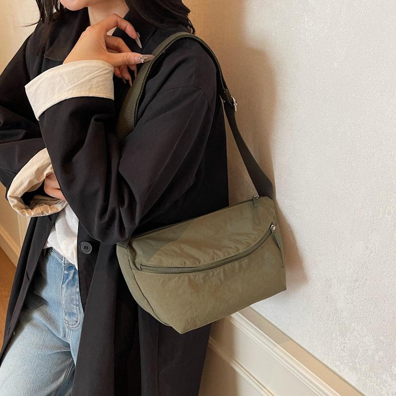 Casual and lightweight nylon cloth bag women's 2025 autumn new simple shoulder bag commuter niche messenger bag