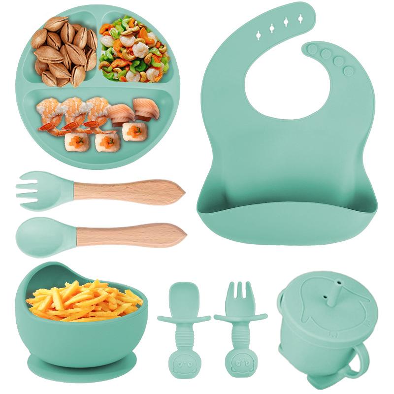 Silicone baby feeding kit, 8 pieces, including suction cup, bowl, bib, spoon, fork, and sippy cup
