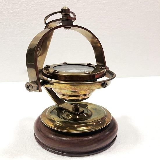 Морской навигационный компас из старинной коричневой латуни с карданным шарниром и деревянным основанием