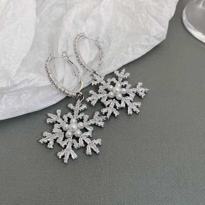 A Pair of Elegant Christmas and New Year Zircon Snowflake Imitation Earrings, Suitable for Women and Girls, Festive Celebration Party Banquet Jewelry