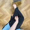 Женская черная юбка А-силуэта в горошек с высокой талией и разрезом – Осенний стиль для фигуры «груша»