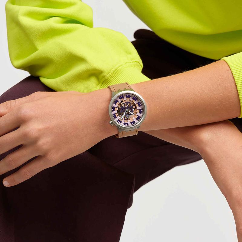 Swatch Серия Essentials Кварцевый механизм Водонепроницаемость 30 метров Унисекс Швейцарские часы 47 мм Розовый циферблат Корпус из нержавеющей стали Резиновый ремешок SB07S119