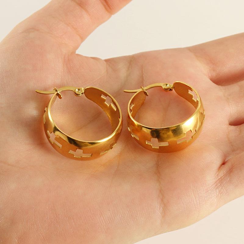 2023 Европейская и американская мода Титановая сталь Полые круглые серьги-кресты, 18k Женский стиль