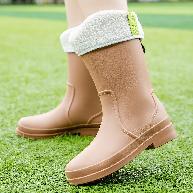 Резиновые сапоги Модные и простые резиновые сапоги для средней школы Женская водонепроницаемая и противоскользящая износостойкая верхняя обувь Женская обувь с рабочими рукавами для кухни