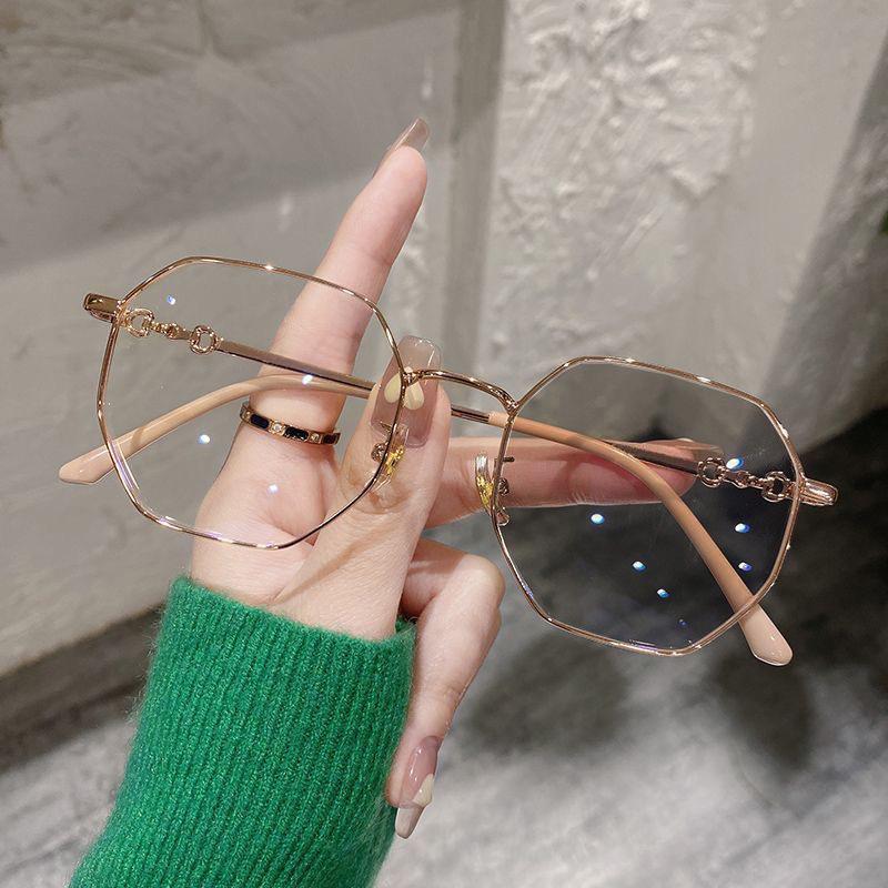 Trendy Women's Light-Changing Transparent Myopia Glasses with Slim Big Frame