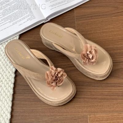 Цветочные женские шлепанцы на танкетке, тапочки, плоские сандалии, повседневная обувь для женщин, тренд 2025, пляжные, с перемычкой между пальцами, летние, на платформе, удобные слайды