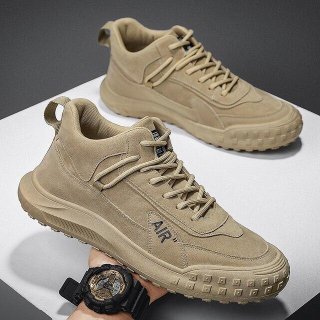 Мужские осенние и зимние спортивные ботинки телесного цвета. Удобная легкая рабочая обувь. Дышащие модные трендовые спортивные ботинки. Бионические ботинки.
