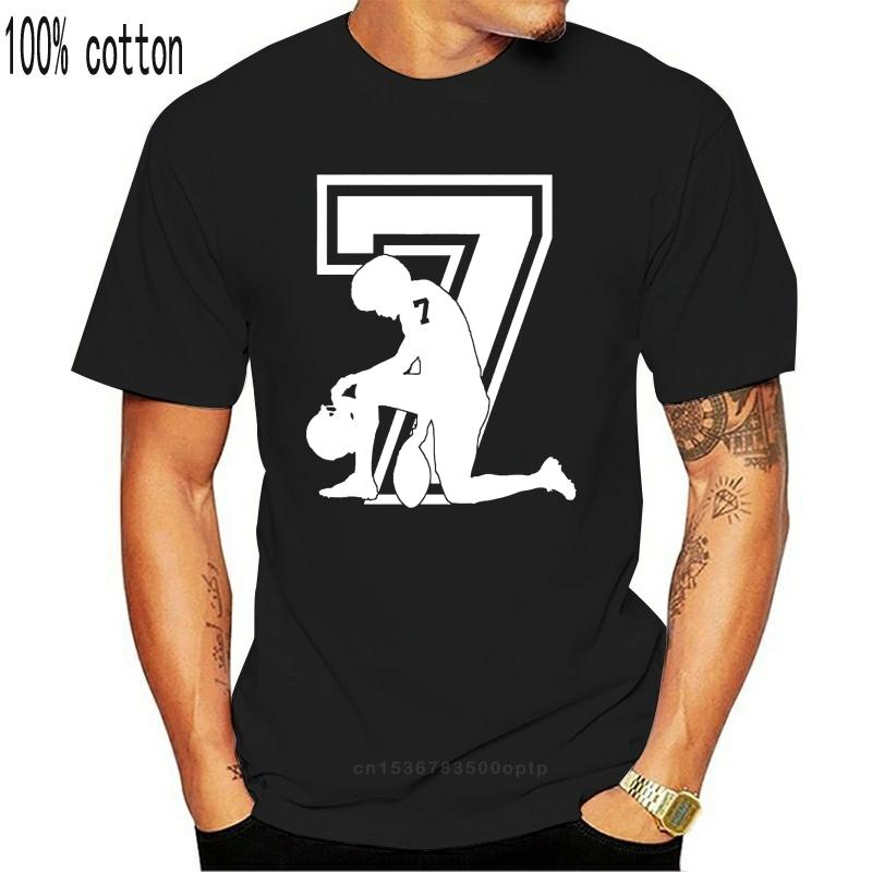 Колин Каперник занес футболку в черный список, стоя на коленях в молчаливом протесте, много цветов