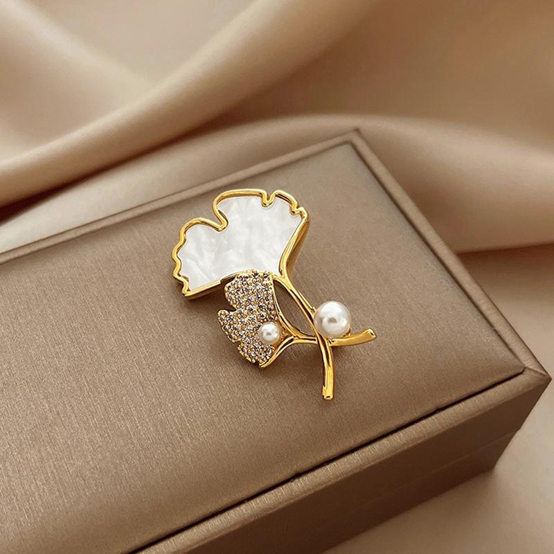 Pearl Ginkgo Leaf Brooch High-end Women's Exquisite and High-end Design Sense Suit Sweater Brooch