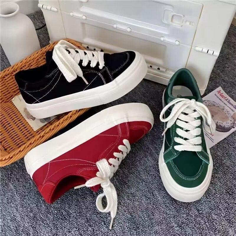 Женская обувь на платформе. Стильные и удобные красные однотонные замшевые кроссовки на плоской подошве. Обувь для прогулок и бега на шнуровке.