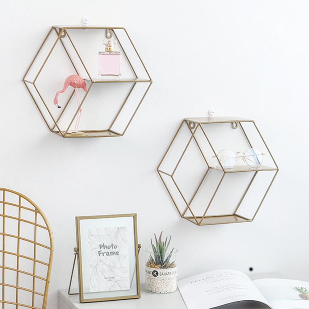 Шестиугольная полка для хранения на стене в спальне